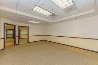 10 Maxwell Dr, Clifton Park, NY for lease Interior Photo- Image 1 of 30