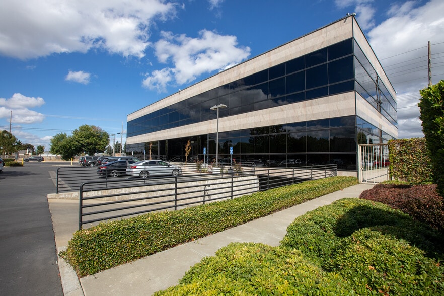 1552 Coffee Rd, Modesto, CA for lease - Building Photo - Image 1 of 16