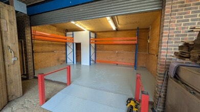 Sample Oak Ln, Chilworth for lease Interior Photo- Image 1 of 3