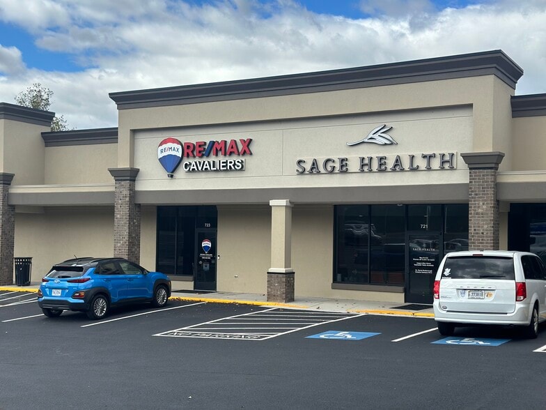 719-725 W Main St, Radford, VA for lease - Building Photo - Image 3 of 10