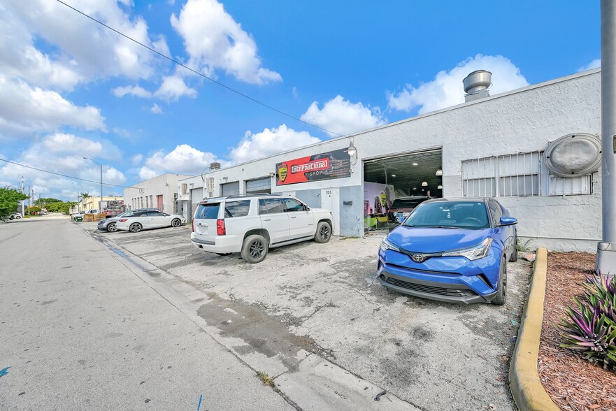 205 W 22nd St, Hialeah, FL for sale - Building Photo - Image 2 of 6