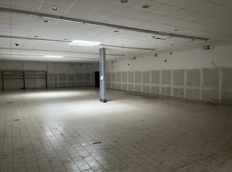 Retail in Dreux for lease - Interior Photo - Image 2 of 7