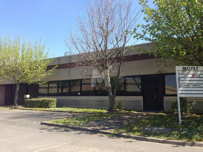 Office in Bondoufle for lease - Building Photo - Image 2 of 6