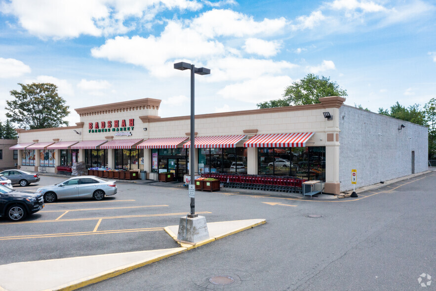 3350 Hillside Ave, New Hyde Park, NY for lease - Primary Photo - Image 1 of 5