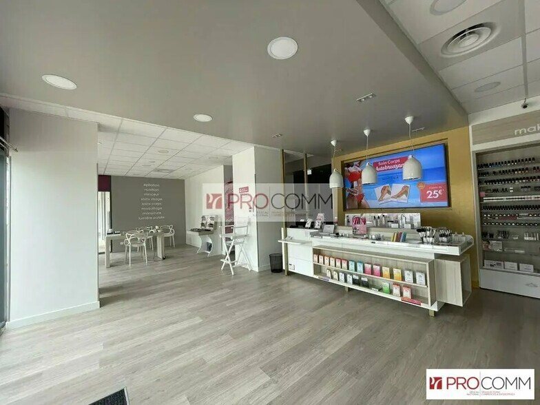 Retail in Luisant for lease - Interior Photo - Image 3 of 9
