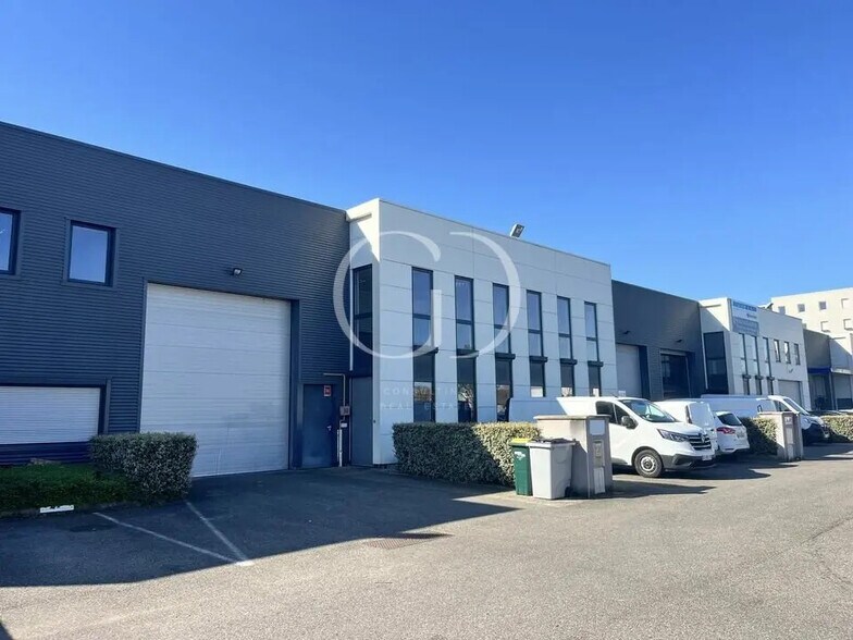 Flex in Vénissieux for sale - Building Photo - Image 1 of 8