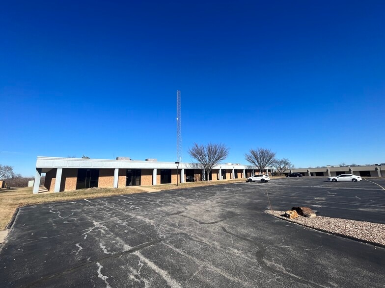 10151-10167 Corporate Square Dr, Creve Coeur, MO for sale - Building Photo - Image 3 of 6