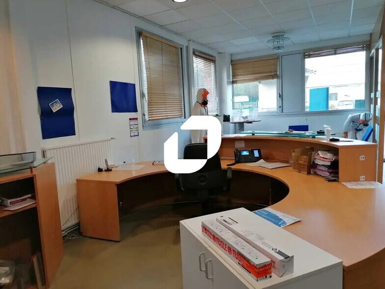 Flex in Villebon-sur-Yvette for lease - Interior Photo - Image 3 of 15