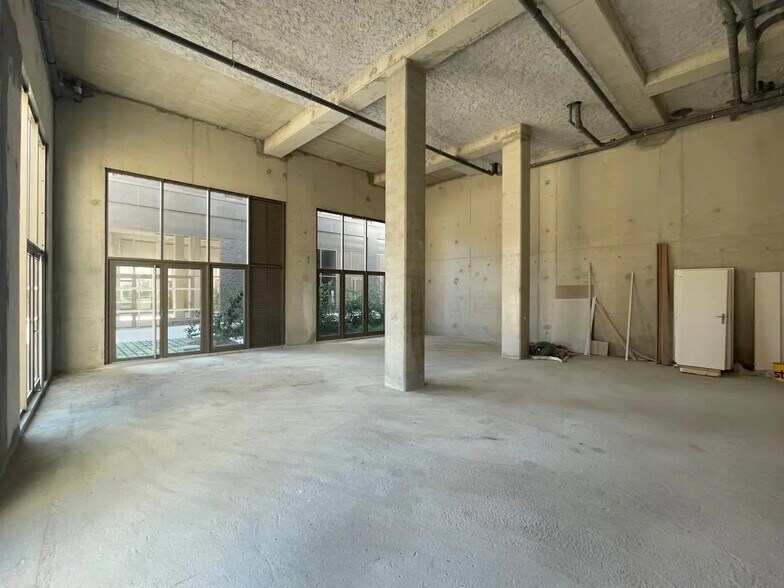 Flex in Vitry-sur-Seine for sale - Building Photo - Image 1 of 7