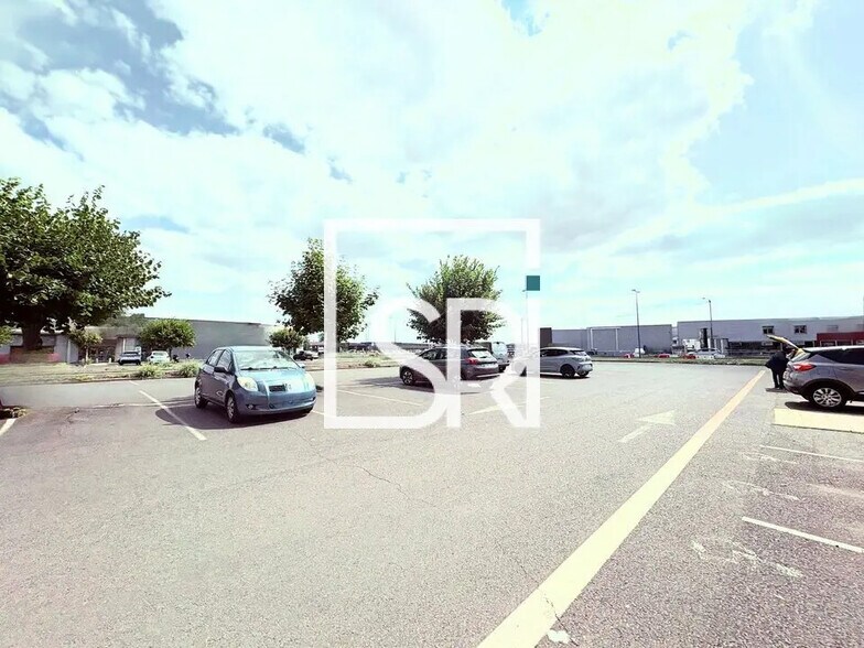 Retail in Clermont-Ferrand for lease - Building Photo - Image 3 of 10