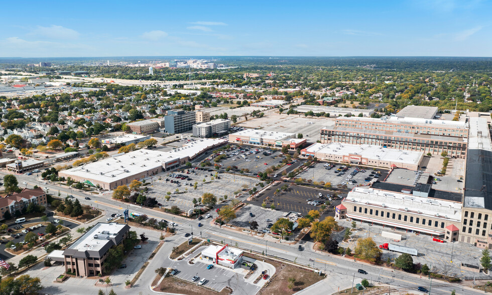 West Allis Towne Centre portfolio of 5 properties for sale on LoopNet.com - Building Photo - Image 1 of 17