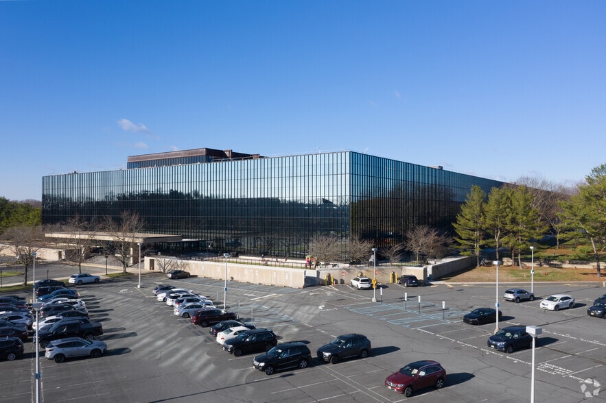 101 Crawfords Corner Rd, Holmdel, NJ for lease - Building Photo - Image 2 of 17