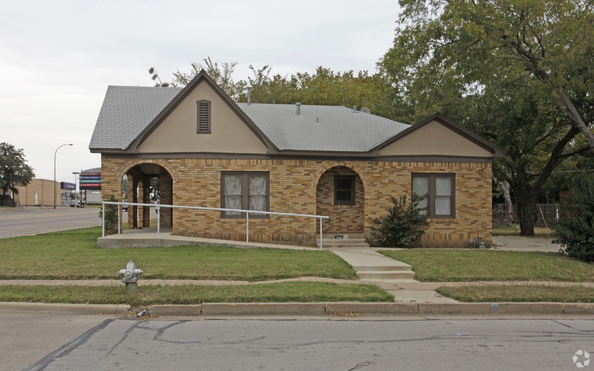 219 S Collins St, Arlington, TX for sale Primary Photo- Image 1 of 1