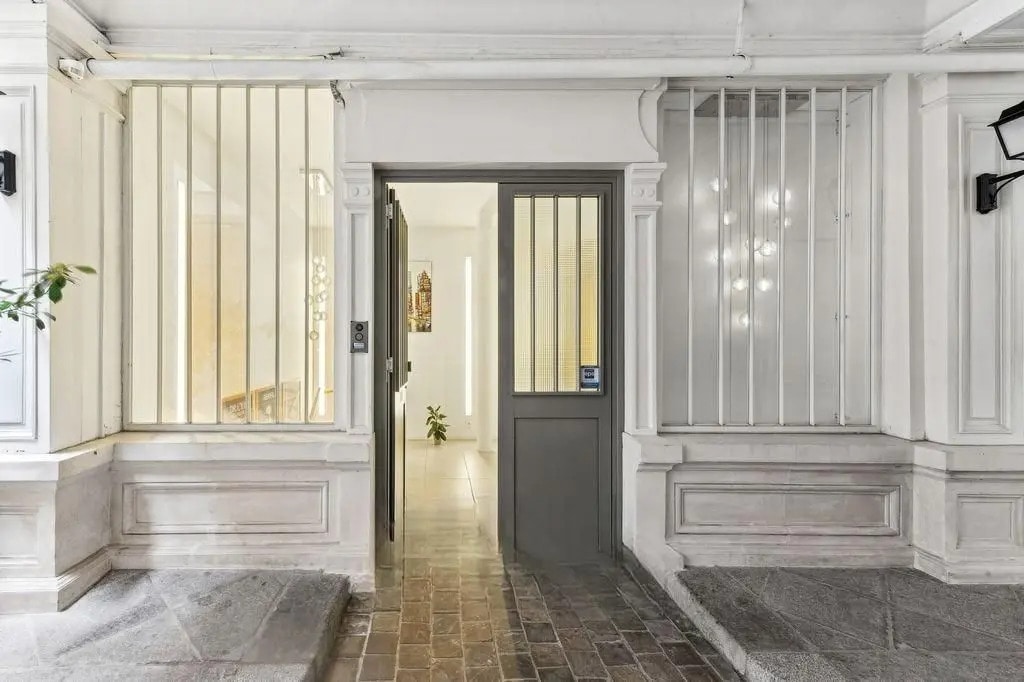 Office in Paris for sale Building Photo- Image 1 of 14