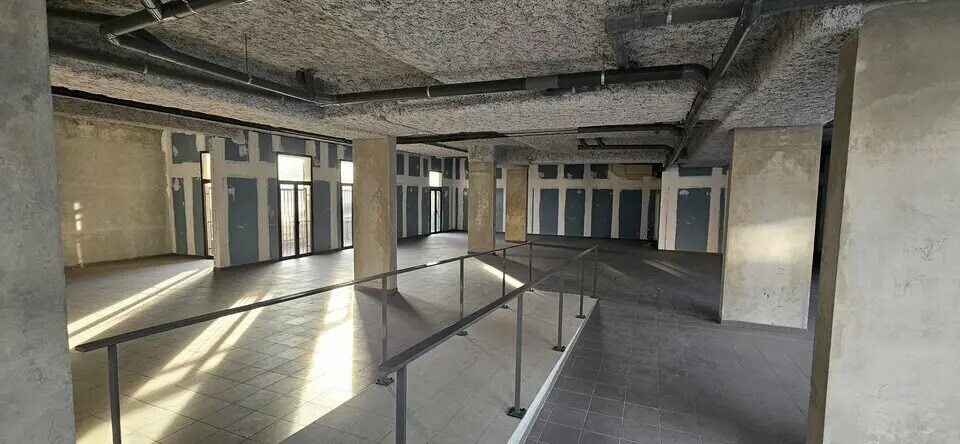 Retail in Drap for lease - Interior Photo - Image 2 of 7