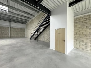 Avenue Du Gros Chene, Éragny for lease Interior Photo- Image 1 of 12