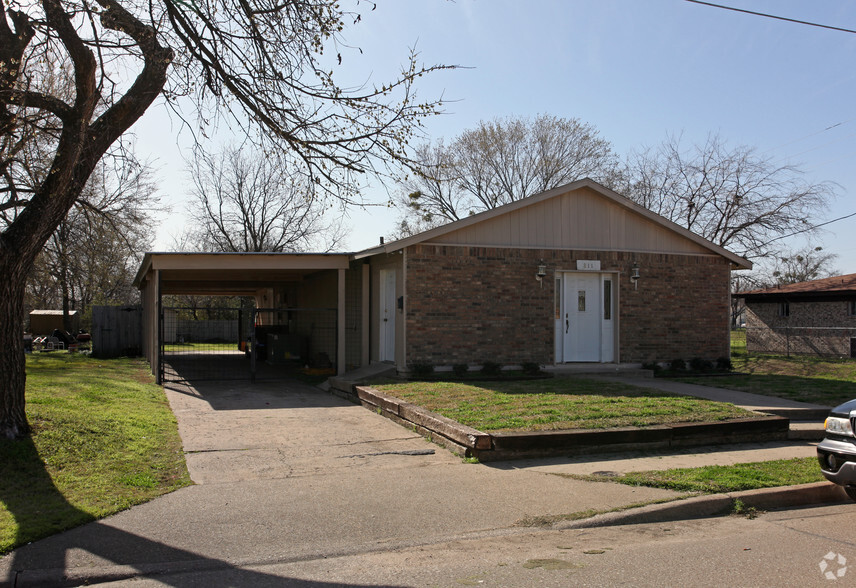 811 W Brown St, Ennis, TX for lease - Primary Photo - Image 1 of 4