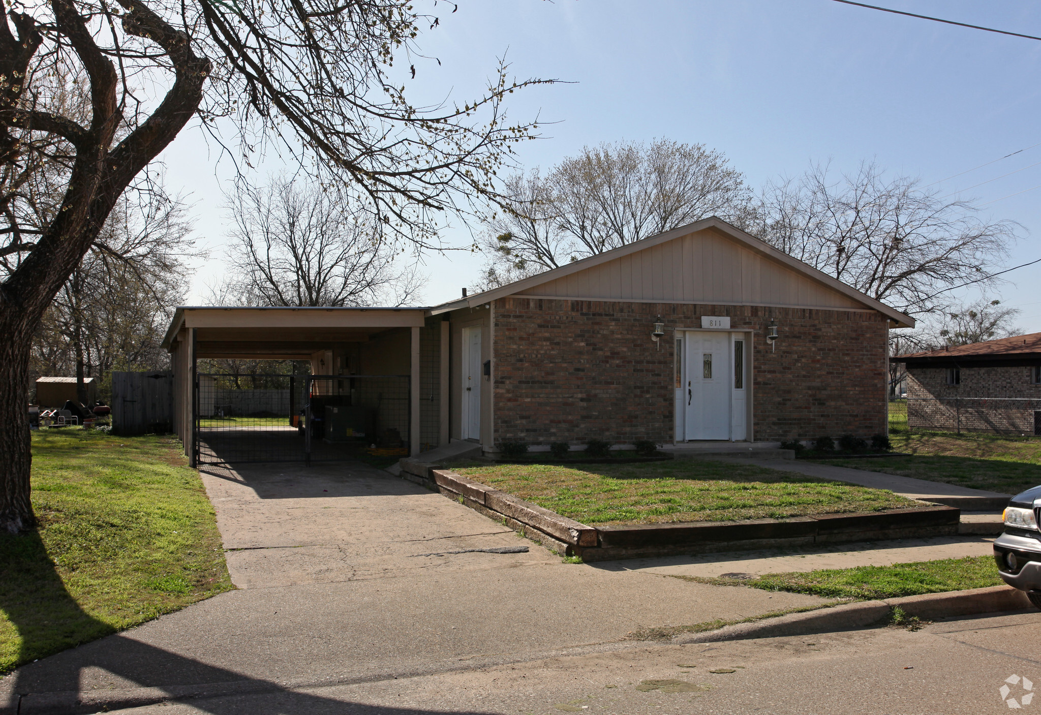 811 W Brown St, Ennis, TX for lease Primary Photo- Image 1 of 5