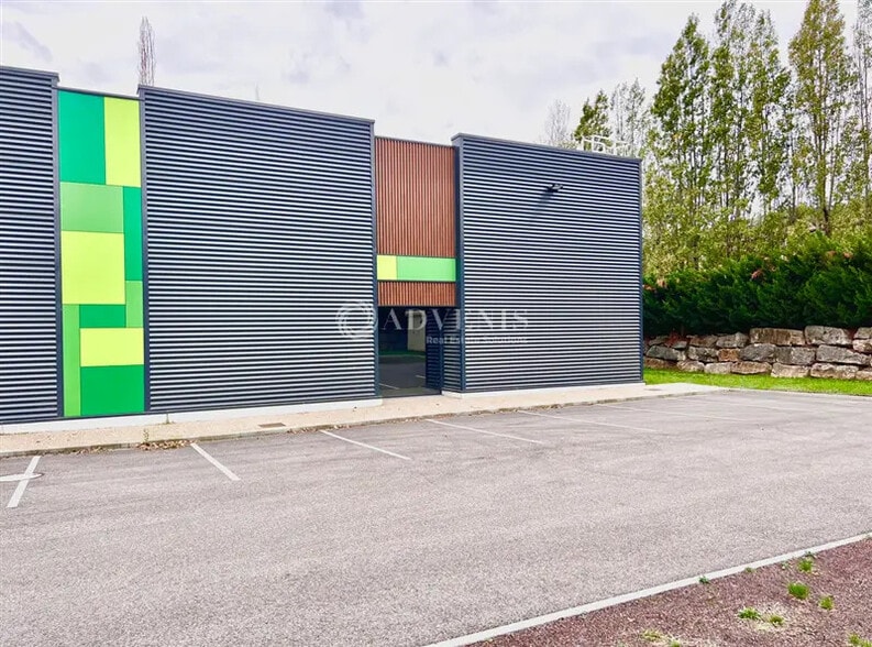 Retail in Anse for lease - Building Photo - Image 2 of 3