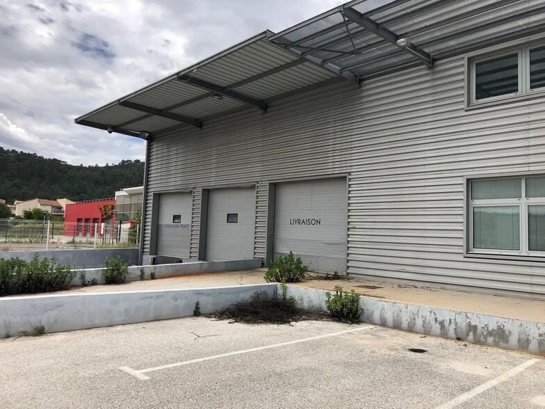 Flex in Le Luc for lease - Building Photo - Image 2 of 3