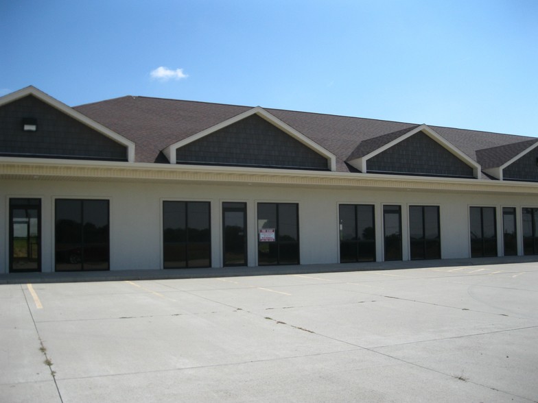 800-814 Iowa Speedway Dr, Newton, IA for sale - Building Photo - Image 1 of 1