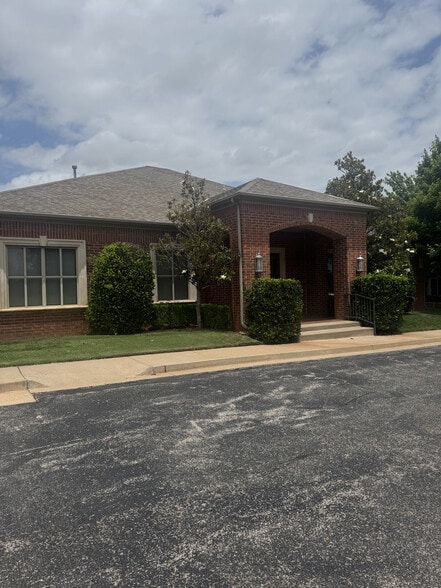 7005 N Robinson Ave, Oklahoma City, OK for lease - Building Photo - Image 2 of 14