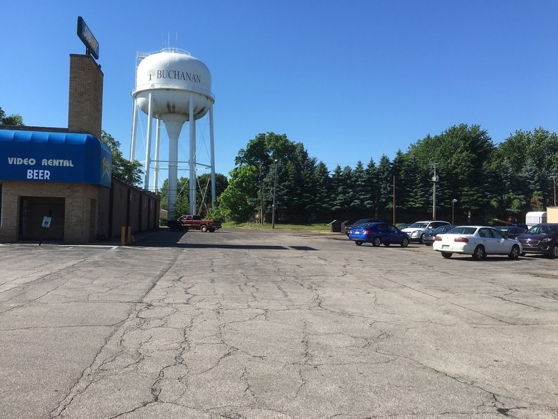 714 E Front St, Buchanan, MI for lease - Building Photo - Image 2 of 6