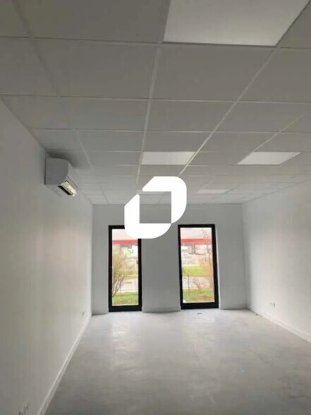 Flex in Beychac-et-Caillau for lease - Interior Photo - Image 3 of 5