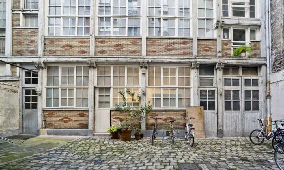 39 Rue Faidherbe, Paris for lease - Interior Photo - Image 2 of 3