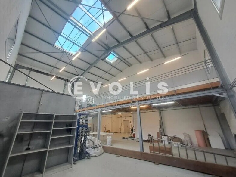 Flex in Croissy-Beaubourg for sale - Building Photo - Image 3 of 7