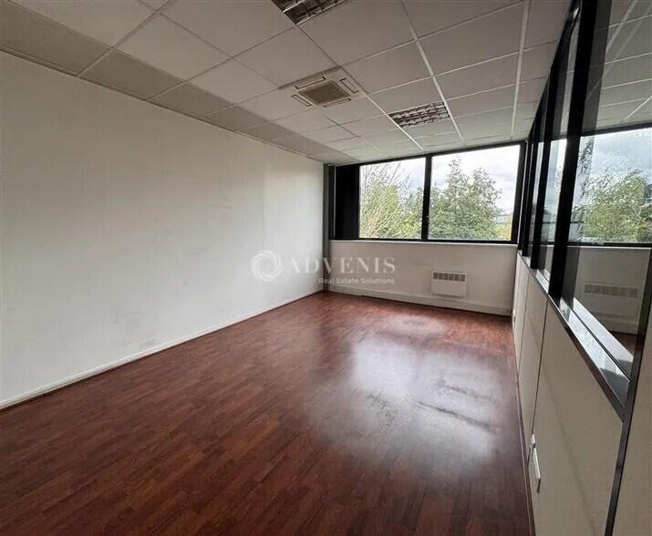 Office in Lisses for lease - Interior Photo - Image 2 of 4