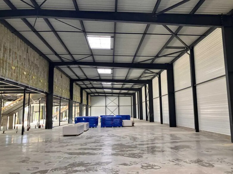 Avenue De La Demi-Lune, Roissy-en-France for lease - Interior Photo - Image 3 of 12