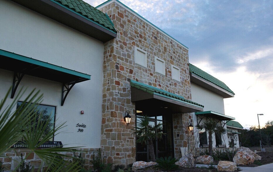 12 Upper Balcones Rd, Boerne, TX for sale - Building Photo - Image 1 of 1