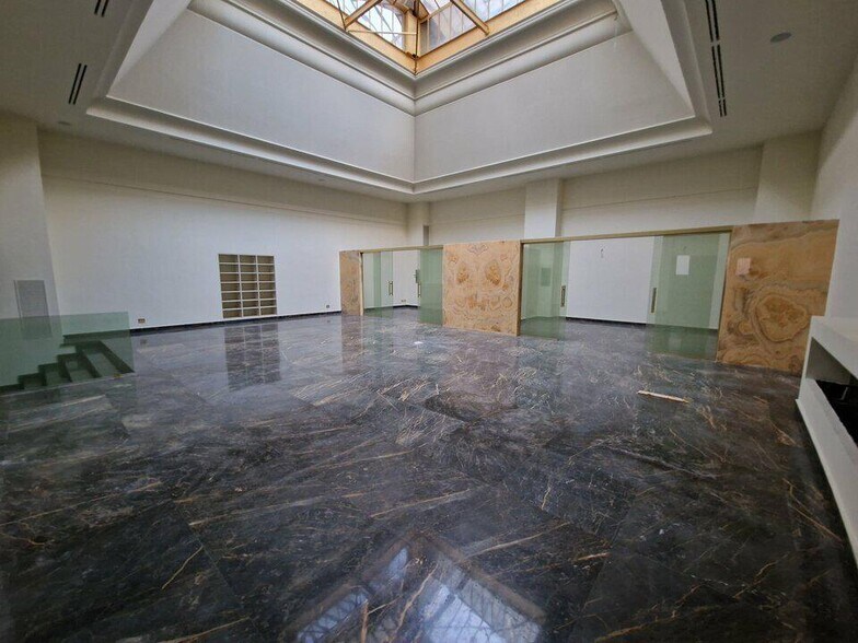 Retail in Cannes for lease - Interior Photo - Image 2 of 5