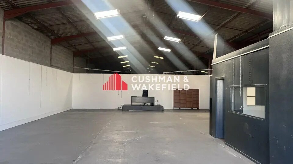 Flex in Saint-Alban for lease - Interior Photo - Image 3 of 4