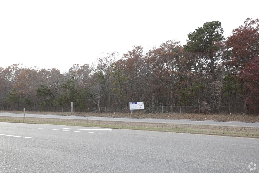 Sills Rd, Yaphank, NY 11980