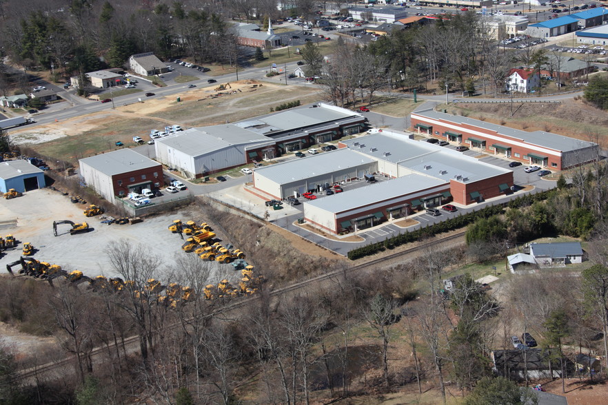 36-38 Rosscraggon Rd, Asheville, NC for lease - Building Photo - Image 3 of 3