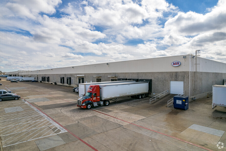 4040-4130 Lindbergh Dr, Addison, TX for lease - Building Photo - Image 1 of 6