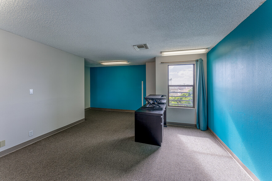 6800-6830 La Jolla Blvd, San Diego, CA for lease - Interior Photo - Image 3 of 7