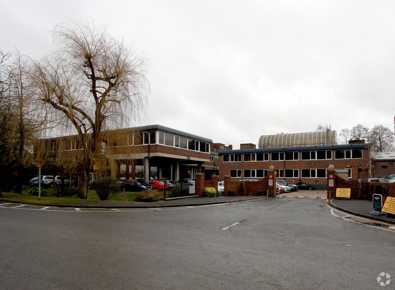 4 Curtis Rd, Dorking for lease - Primary Photo - Image 1 of 26