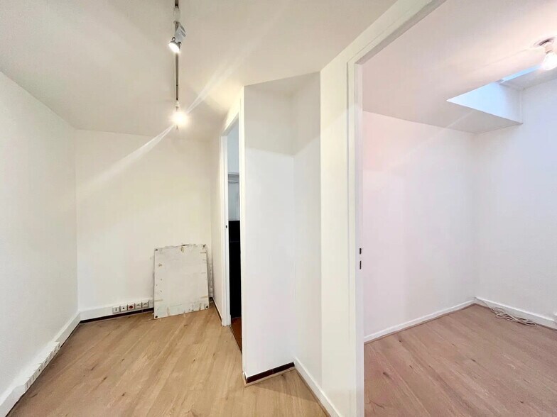 Office in Paris for lease - Interior Photo - Image 3 of 7