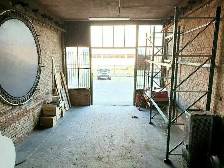 Flex in Strasbourg for lease - Interior Photo - Image 2 of 2