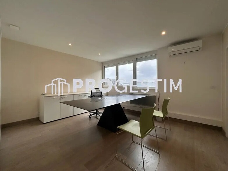 Flex in Saint-Apollinaire for lease - Interior Photo - Image 3 of 14