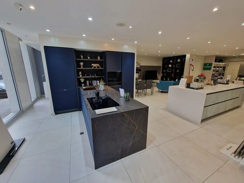 Retail in Saint-Laurent-du-Var for lease - Interior Photo - Image 1 of 5