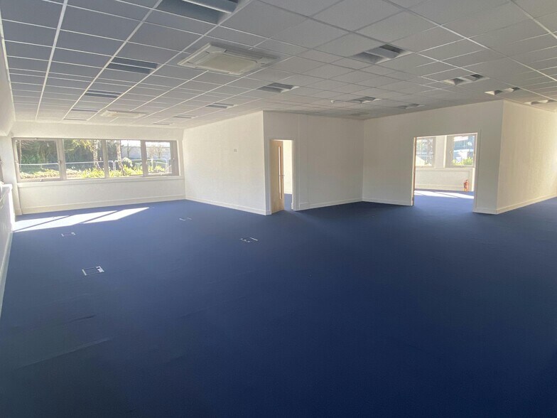 Gatwick Rd, Crawley for lease - Building Photo - Image 2 of 7