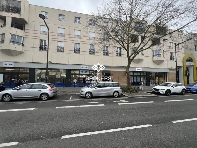 Retail in Montigny-le-Bretonneux for lease - Building Photo - Image 2 of 10