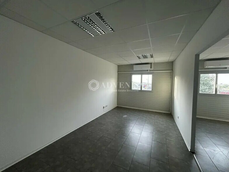 Office in Vendres for lease - Interior Photo - Image 1 of 5