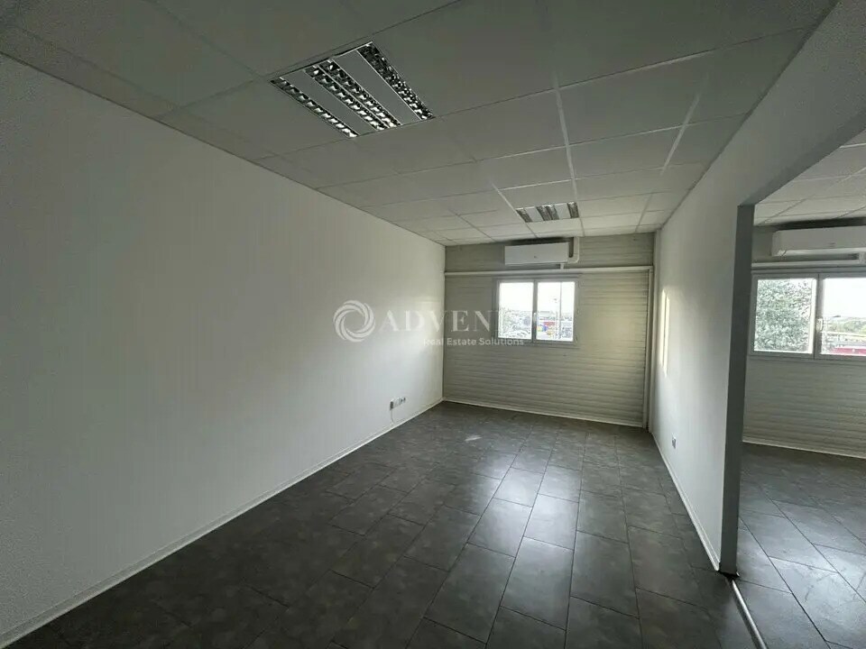 Office in Vendres for lease Interior Photo- Image 1 of 6