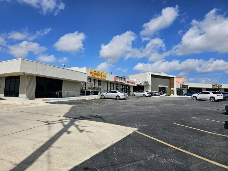 6105 Callaghan Rd, San Antonio, TX for lease - Building Photo - Image 1 of 4