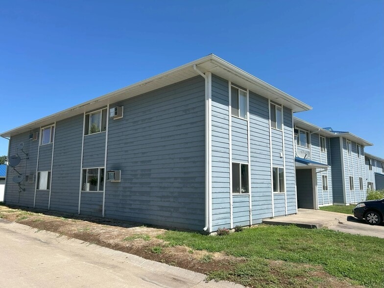 411-415 S Henry St, Pierre, SD for sale - Building Photo - Image 3 of 17